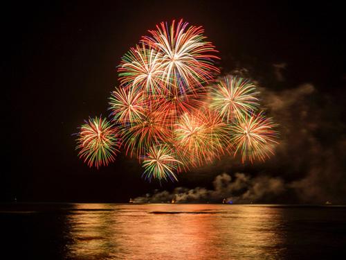 ハワイ最大規模の大花火大会を開催